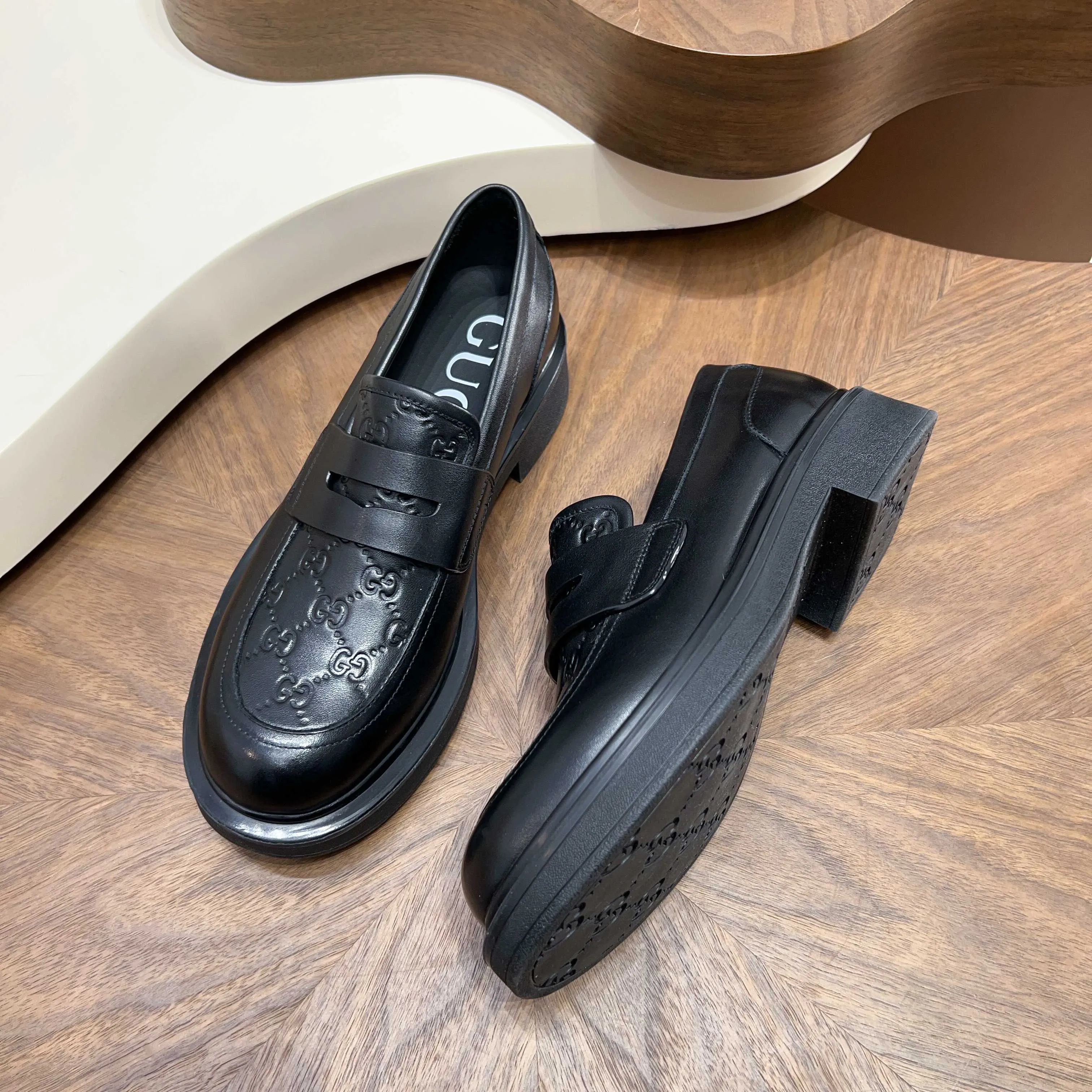 💰780 Gucci/Gucci new men’s lace-up shoes with GG details, matte cow leather derby shoes! The design of this men's lace-up shoe is rooted in the brand's heritage. Crafted from premium waxed cow leather, it is embellished with GG printed embossed suede leather details, a nod to Gucci's iconic monogram. The rubber sole decorated with GG pattern adds a touch of modern fashion to this design. Typical three-joint style design. European and American classic version, full calfskin lining. The overall upper texture is soft and the lining is comfortable and breathable. 2CM thickened soft rubber sole, easy to control. Versatile and stylish upper foot, multiple colors available to meet different matching needs, complete package! Size: 39-40-41-42-43-44 leather shoe size (38.45.46 can be customized)